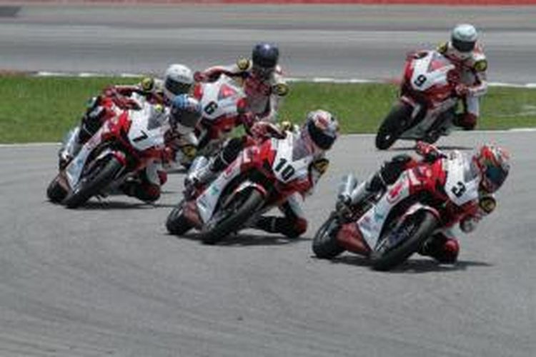 Para pebalap beraksi pada Asia Road Racing Championship di Sirkuit Sepang, Malaysia, 19 April 2015. 