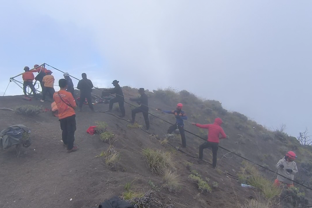 Evakuasi turis Brasil di Gunung Rinjani, Nusa Tenggara Barat pada Senin (23/6/2025).