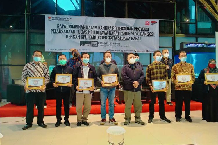 Ketua KPU Karawang Miftah Farid (ketiga dari kanan) menerima piagam penghargaan dari KPU Jawa Barat.