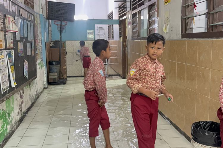 Siswa SD Karya Putra Surabaya Terpaksa Ikut MPLS di Tengah Banjir Rob 
