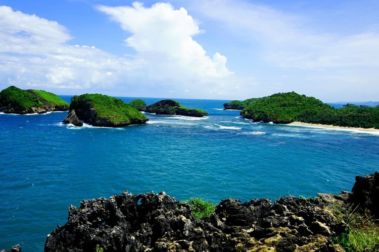 Pantai Kasap terletak di Pacitan, Provinsi Jawa Timur  