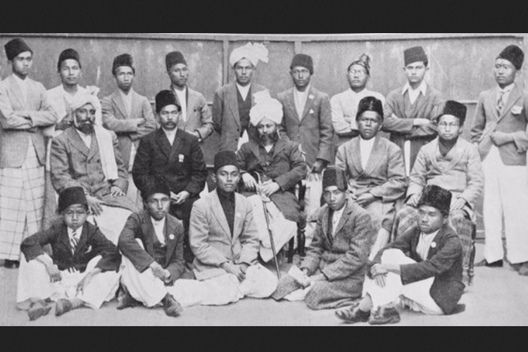 Santri Ahmadi dan penganut baru Ahmadiyah Indonesia bersama Khalifah Mirza Bashir-ud-Din Mahmood Ahmad pada 1930-an.