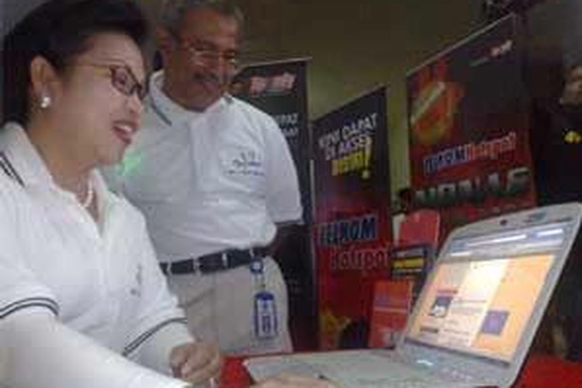 Wali Kota Jakarta Pusat Sylviana Murni dan Executive General Manager PT Telkom Divre II Adeng Achmad saat meresmikan Monas Cyber Zone di Diorama Monas, Jakarta, Sabtu (7/6/2008).