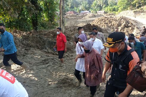 Mensos Risma Sempoyongan Saat Tinjau Lokasi Longsor di Sibolangit, Ini Penjelasan Dokter