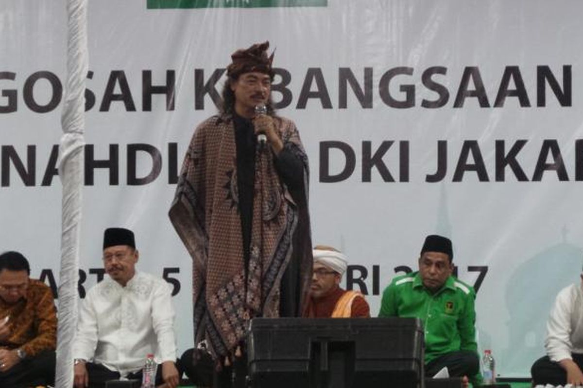 Pendiri Banser Nahdlatul Ulama (NU) yang juga pemimpin Pondok Pesantren Abdurrahman Wahid Soko Tunggal, Nuril Arifin Husein atau Gus Nuril dalam acara Istighosah Kebangsaan Nahdliyin Jakarta, di Jalan Talang Nomor 3, Menteng, Jakarta Pusat, Minggu (5/2/2017) malam.