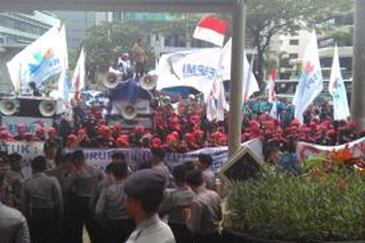 KSPI mendesak KPK mengusut dugaan korupsi yang diduga dilakukan Ketua DPR RI Setya Novanto. Aksi dilakukan di gedung KPK, Jakarta, Selasa (8/12/2015).