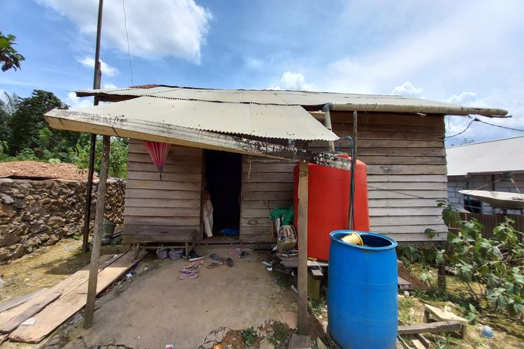 Rumah kayu milik Hamidah yang berlokasi di pinggir jalan poros Desa Bumi Harapan, Kecamatan Sepaku, PPU, Kaltim, Minggu (19/3/2023). 