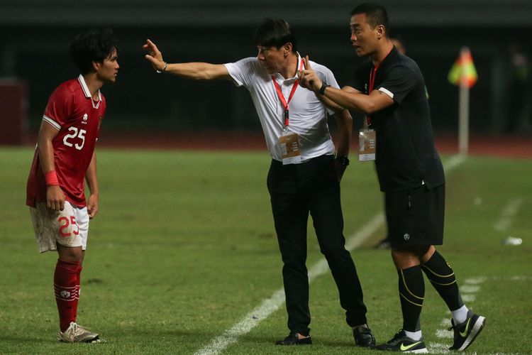 Pelatih timnas U19 Indonesia Shin Tae Yong saat pertandingan melawan Brunei pada laga lanjutan Grup A Piala AFF U19 2022 yang digelar di Stadion Patriot Candrabhaga, Bekasi, Senin (4/7/2022). Indonesia unggul 7-0 atas Brunei.