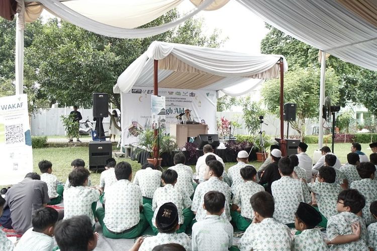 Kegiatan Tabligh Akbar bersama KH Abdullah Gymnastiar dalam rangka menyambut bulan suci Ramadhan yang berlangsung di Perguruan Islam Al Syukro, jaringan sekolah Dompet Dhuafa, Tangerang Selatan, Selasa (14/3/2023). 
