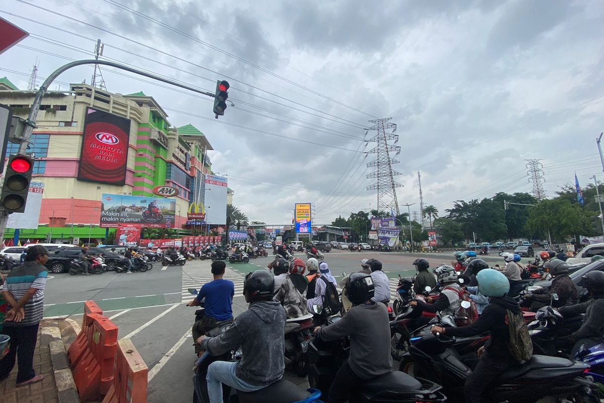 Arus lalu lintas di Persimpangan Cililiitan, Kramat Jati, Jakarta Timur terpantau ramai lancar, Senin (29/1/2024).