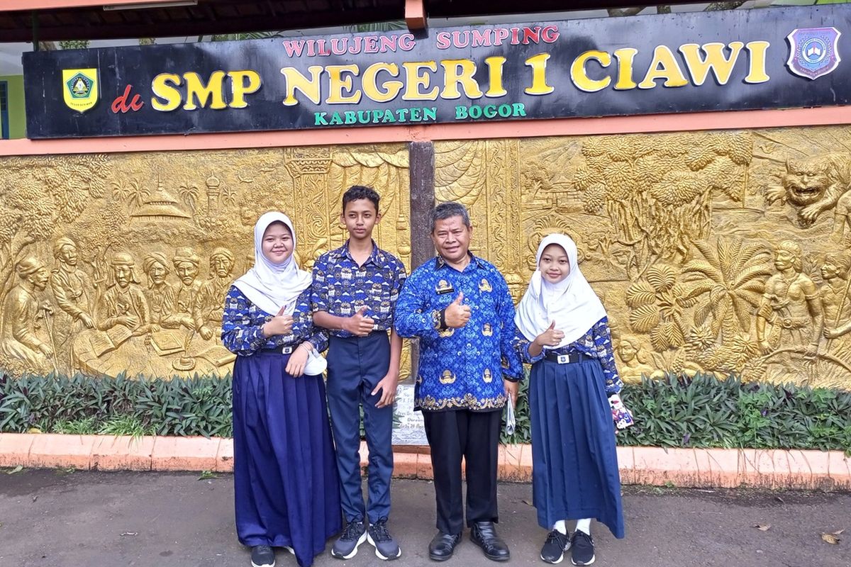 Ermaini, Kepala Sekolah SMPN 1 Ciawi, Kabupaten Bogor, Jawa Barat bersama siswa peraih juara Dance Sport  di ajang Porprov Jabar 2022, Selasa (17/1/2023). Dari kiri-kanan: Nita Khoerunisa, Juara 1 Dance Sport peraih medali emas kategori single nomor free for all rumba solo. Keysha Aditia, peraih juara 1 Dance Sport, medali emas. Devina Anindita, Juara 1 Dance Sport, medali emas. Keysha dan Devina merupakan atlet cabang olahraga dance sport yang menjuarai medali emas kategori couple dance.