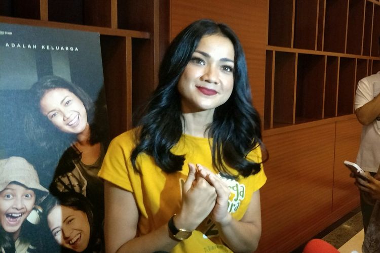 Aktris Nirina Zubir usai konferensi pers perilisan trailer film Keluarga Cemara 2, di kawasan Senayan, Jakarta Pusat, Rabu (18/5/2022).