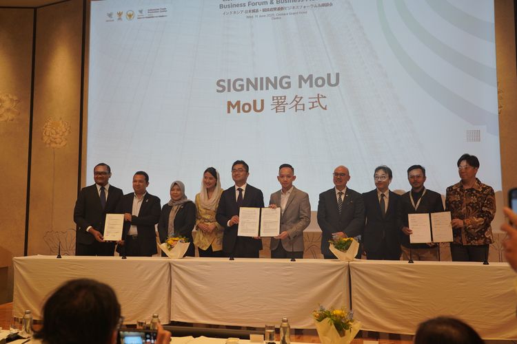 Penandatanganan nota kesepahaman (MoU) antara pelaku usaha Indonesia dan Jepang dalam Forum Bisnis Indonesia?Jepang di Osaka, Jepang, Rabu (11/6/2025).