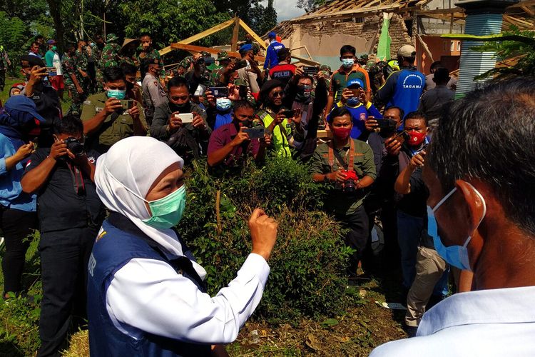 Gubernur Khofifah Indar Parawansa berbincang dengan Kepala Desa Tepas, Kecamatan Kesamben, Kabupaten Blitar, Rabu (14/4/2021), di sela peninjauan kerusakan rumah warga akibat gempa bumi Malang.