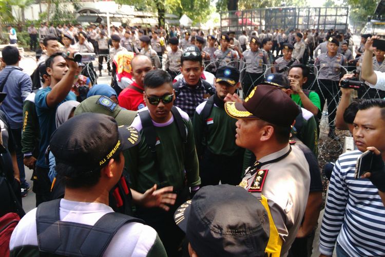 Perwakilan buruh aksi May Day yang hendak menuju Istana Presiden nampak bernegosiasi dengan pihak kepolisian terkait blokade jalan. Senin (1/5/2017)