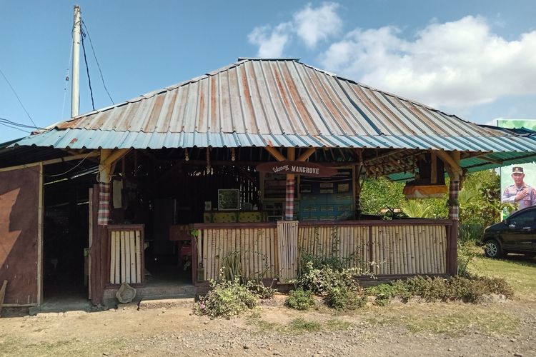 Pengelolaan ekowisata kuliner Warung Mangrove di kawasan mangrove Desa Budeng di Kabupaten Jembrana, Bali.