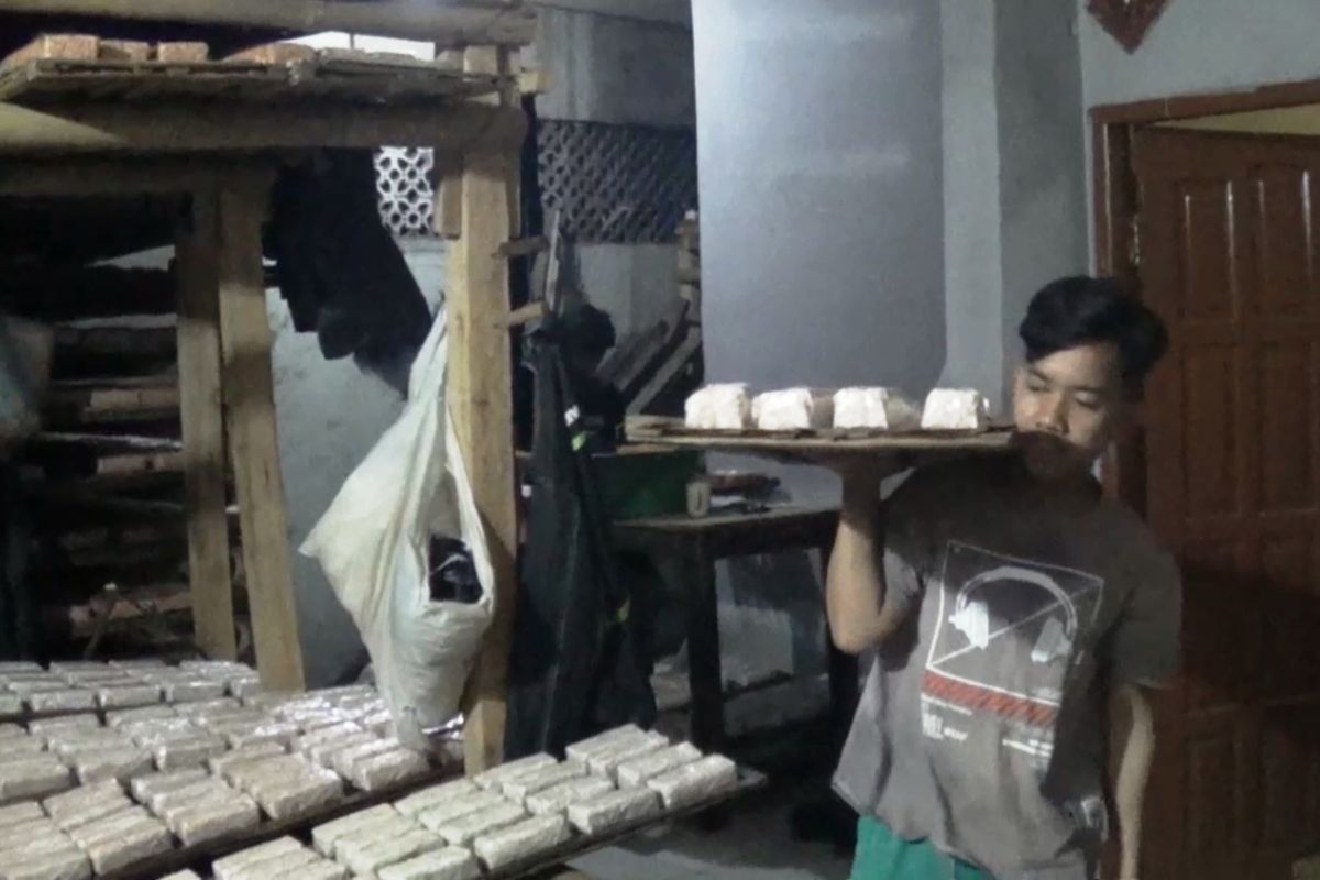 Perajin tahu tempe di Kabupaten Cianjur, Jawa Barat, mengeluhkan kenaikan harga kacang kedelai impor di pasaran saat ini. Mereka pun terpaksa memperkecil ukuran produksi agar tidak merugi.