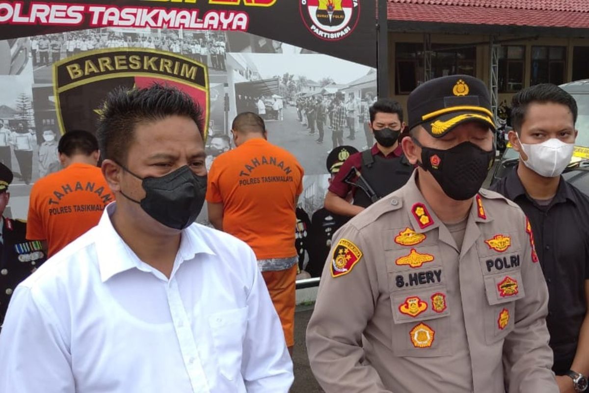Kepala Polres Tasikmalaya AKBP Suhardi Hery Haryanto dan Kepala Satreskrim Polres Tasikmalaya AKP Ari Rinaldo.