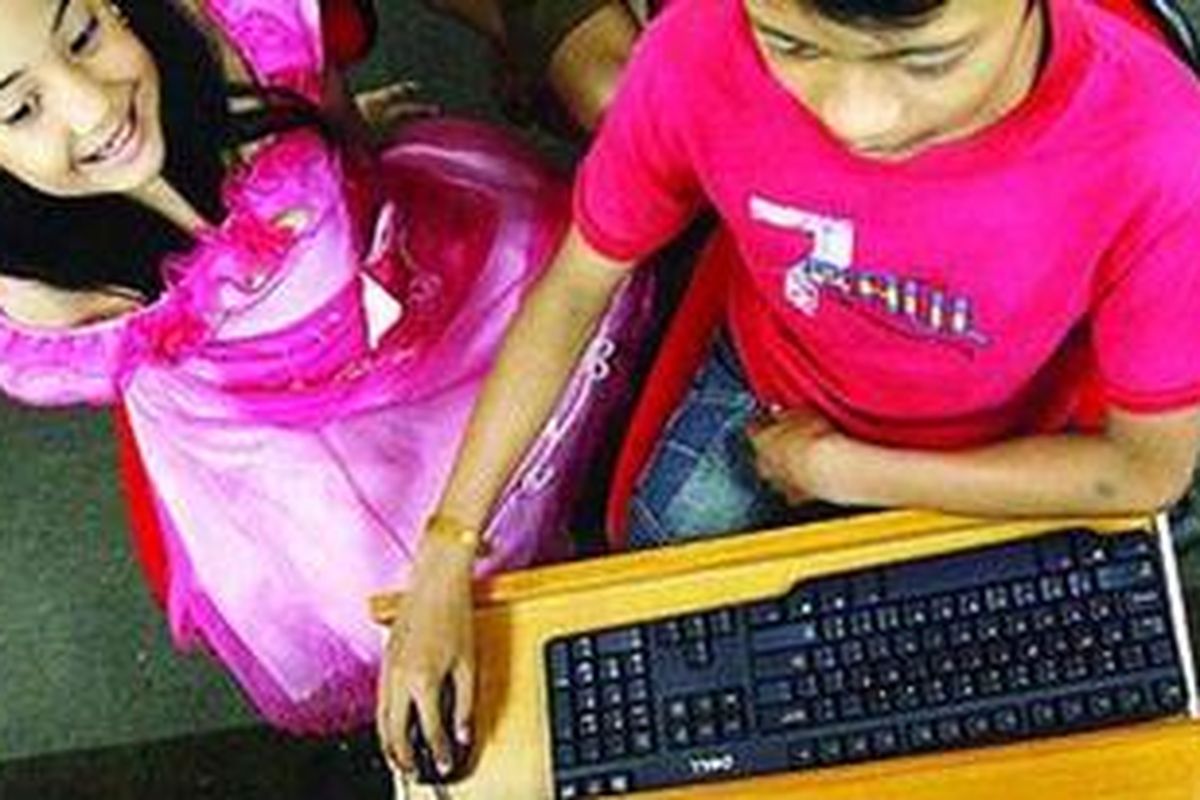 Anak-anak dan pengaruh pornografi melalui internet (foto diperagakan model).