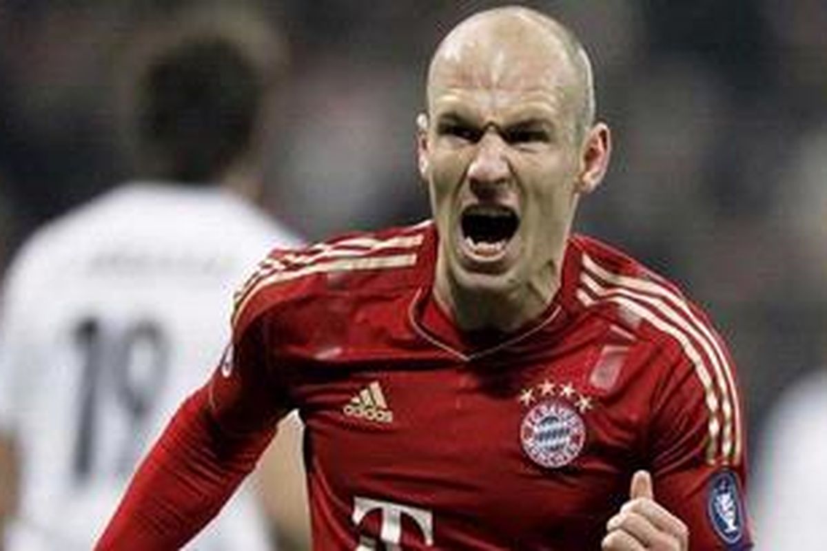 Pemain sayap Bayern Muenchen, Arjen Robben, merayakan golnya ke gawang Basel, pada pertandingan leg kedua 16 besar Liga Champions, di Allianz Arena, Selasa (13/3/2012).
