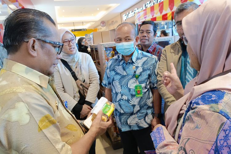 Sekretaris Daerah Kota Balikpapan Muhaimin (kiri) melakukan Sidak Parcel jelang Idulfitri 2024 oleh Pemkot Balikpapan bersama bersama Tim TPID dan Loka POM Kota Balikpapan, Balikpapan, Kamis (4/4/2024).