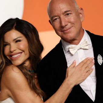 CEO Amazon, Jeff Bezos (kiri) and Lauren Sanchez menghadiri acara Vanity Fair Oscar Party di Beverly Hills, California, Amerika Serikat, pada Minggu (2/3/2025). 5 Hal yang Perlu Diketahui soal Pernikahan Jeff Bezos: Habiskan 50 Juta Dollar AS untuk Pesta tapi Kena Demo Warga
