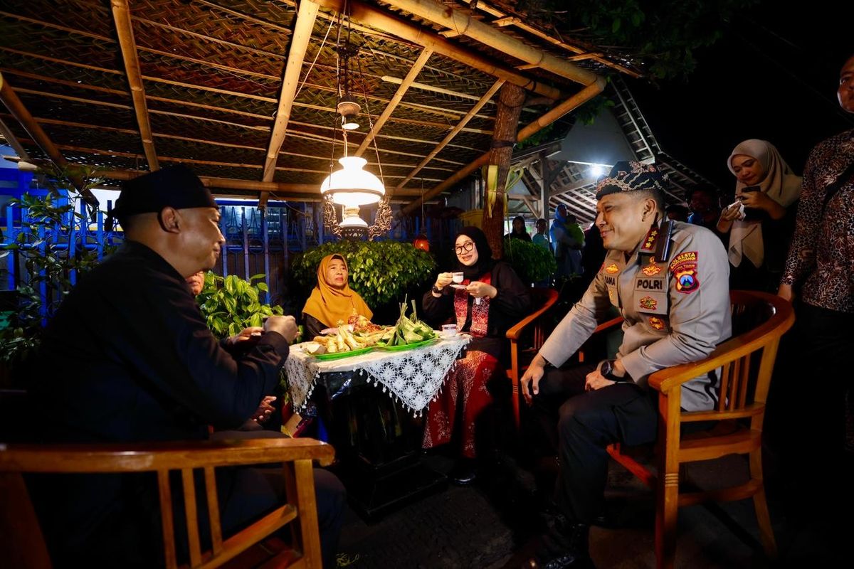Bupati Banyuwangi Ipuk Fiestiandani turut hadir dan berbaur bersama warga serta menikmati kopi serta berbincang santai dengan para pengunjung di Festival Ngopi Sepuluh Ewu, Desa Kemiren, Kecamatan Glagah, Banyuwangi, Jawa Timur, Sabtu malam (8/11/2025).