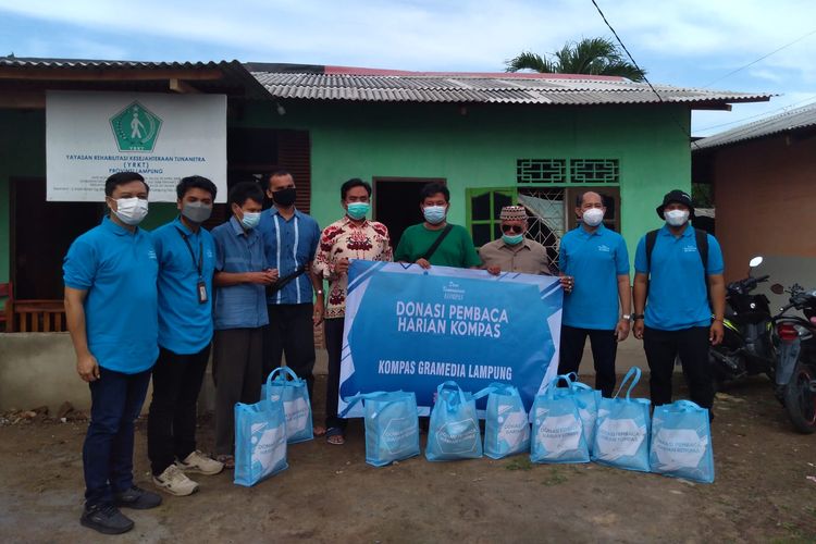 Penyaluran donasi pembaca Harian Kompas melalui Dana Kemanusiaan Kompas (DKK) kepada Pertuni Lampung pada Rabu (3/11/2021).
