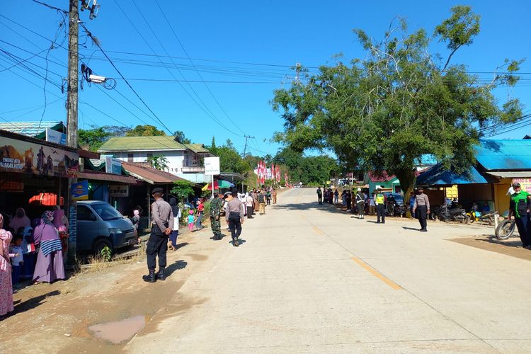 Penjagaan personel polisi dan TNI disepanjang jalur lintasan rombongan Jokowi menuju titik nol ibu kota negara, Sepaku, PPU, Kaltim, Senin (14/3/2022).