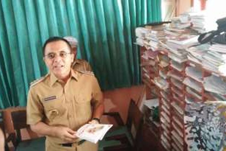 Bupati Banyuwangi saat meninjau Desa Wongsorejo. Dia memerintahkan agar setiap desa memiliki perpustakaan desa dan diletakkan di Balai Desa sehingga bisa diakses oleh warga