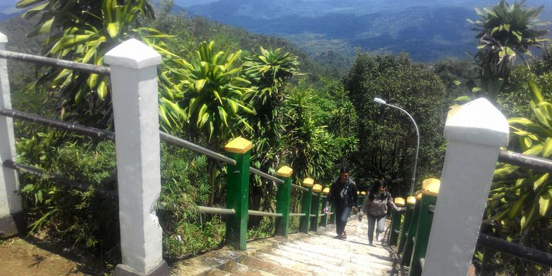 Tangga lebih dari 200 anak tangga merupakan tantangan terberat sebelum mencapai gardu pandang di Puncak Suroloyo, Kulon Progo, DI Yogyakarta.