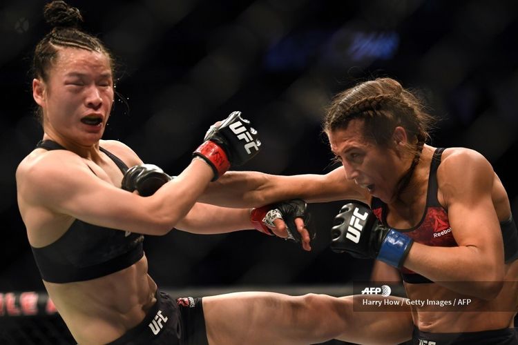 Petarung UFC, Zhang Weili bertukar serangan dengan Joanna Jedrzejczyk pada laga UFC 248, Minggu (8/3/2020) pagi WIB.