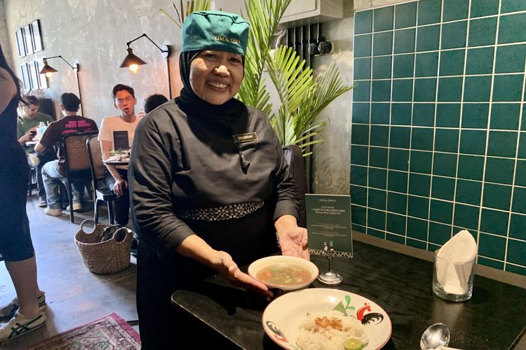 Oma Sus yang bertugas di lantai dua Uma Oma Cafe, Blok M, Jakarta Selatan.