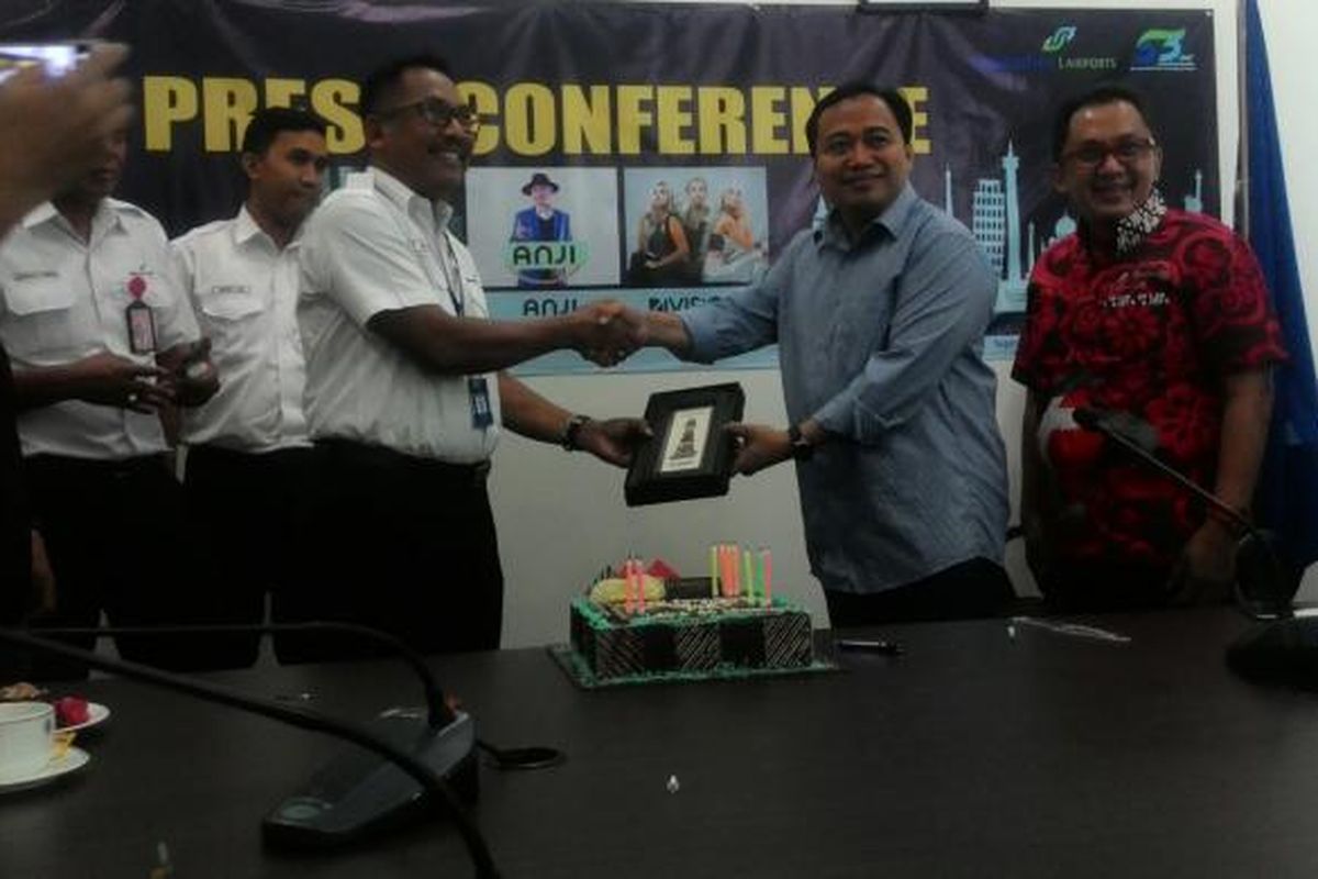 GM Ict Network Telkomsel Regional Kalimantan, Harsetyo Pramono, dan Co GM AP1 Bandara Sepinggan, Sulkon, berbagi cinderamata di HUT ke-53 Bandara Sepinggan.