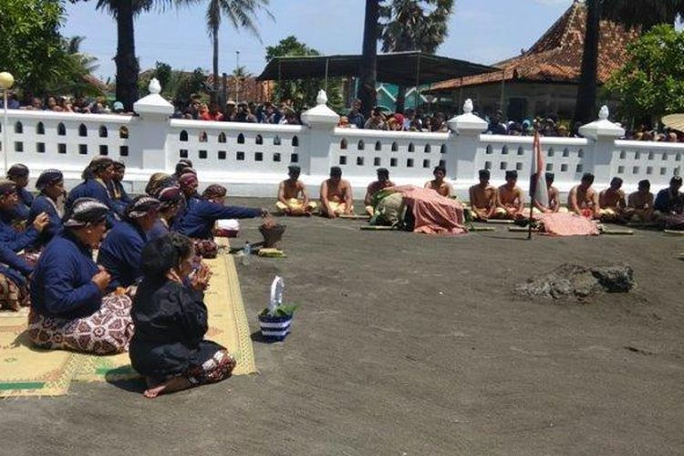 Cepuri Parangkusumo, tempat Upacara Labuhan Parangkusumo yang merupakan Hajad Dalem Keraton Yogyakarta yang dihelat di Pantai Parangkusumo.
