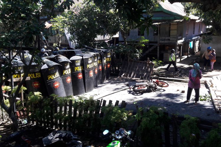 Ratusan pasukan Brimob mencoba menerobos pertahanan warga atas eksekusi lahan persawahan di Desa Tamanyeleng, Kecamatan Barombong, Kabupaten Gowa, Sulawesi Selatan. Kamis, (4/5/2017). 