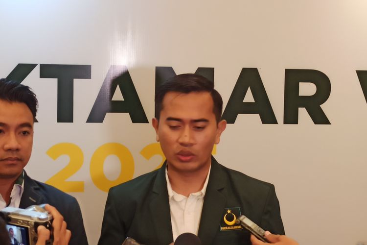 Gugum Ridho Putra, Ketua Umum Partai Bulan Bintang (PBB) terpilih periode 2025-20230, saat berbicara dengan wartawan di sela-sela muktamar ke VI PBB di hotel Aston, Kota Denpasar, Bali, Senin (13/1/2025) malam. 