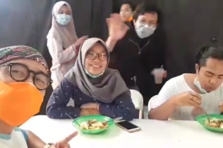 Menu makanan meraka terus diperhatikan, mulai dari menu sarapan, makan siang hingga makan malam serta asupan vitamin. Seperti kiriman video yang berdurasi 2 menit 17 detik yang diterima Kompas.com dari Humas Kementerian Kesehatan RI, Dede Lukman.