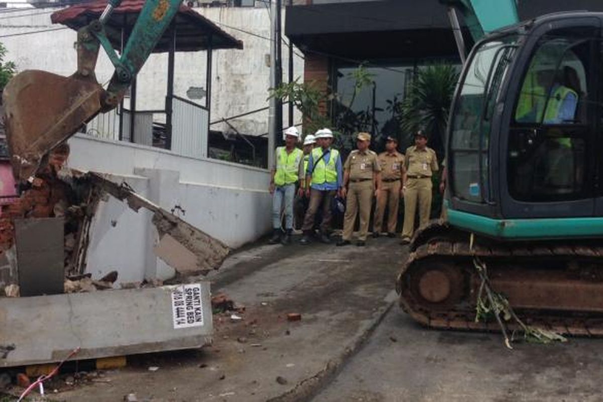 Proses penertiban bangunan yang terkena dampak proyek pembangunan Mass Rapid Transit (MRT) di Jakarta Selatan pada Selasa (28/2/2017).