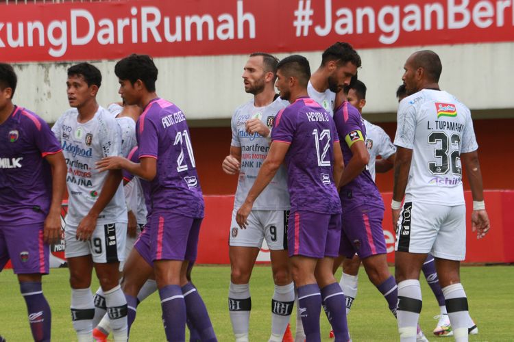 Suasana pertandingan Persita Tangerang vs Bali United pada Piala Menpora 2021 yang dilangsungkan di Stadion Maguwoharjo, Sleman, Jumat (2/4/2021). Terlihat penyerang Bali United, Ilija Spasojevic, berduel dengan pemain lawan.