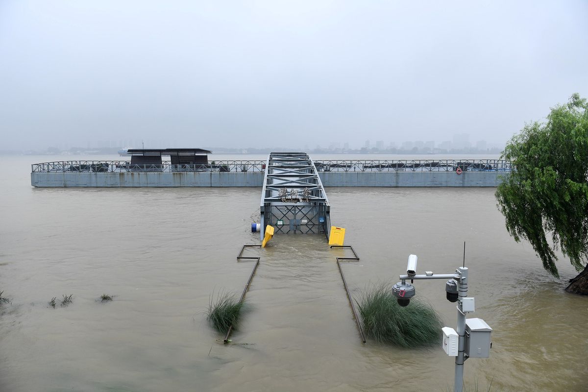 Luapan air Sungai Yangtze di Nanjing, China, pada Minggu (19/7/2020).