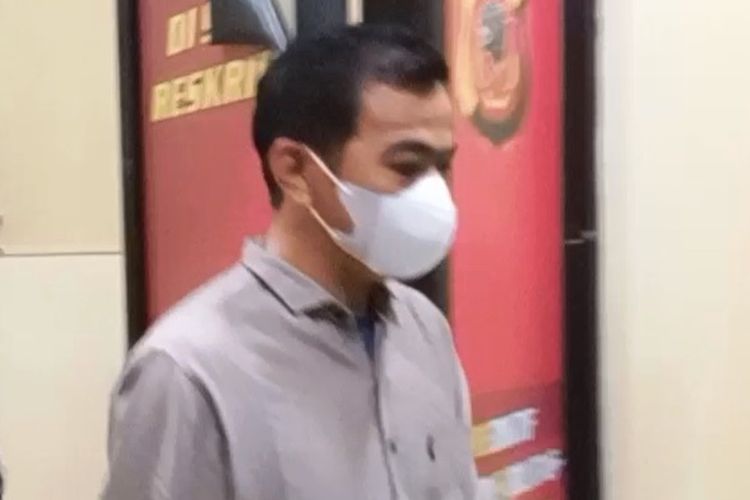 SG (pakai masker putih) didamping tim pengacara mendatangi Polres CIanjur, Sabtu (28/1/2023) malam sesaat setelah dirinya ditetapkan tersangka kasus tabrak lari yang menewaskan seorang pengendara sepeda motor.