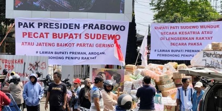 Suasana posko donasi Aliansi Masyarakat Pati Bersatu di depan Kantor Bupati Pati, Senin (11/8/2025) siang. Aliansi memasang spanduk raksasa bertuliskan permintaan pada Presiden Prabowo untuk memecat Sudewo dari jabatan Bupati Pati.