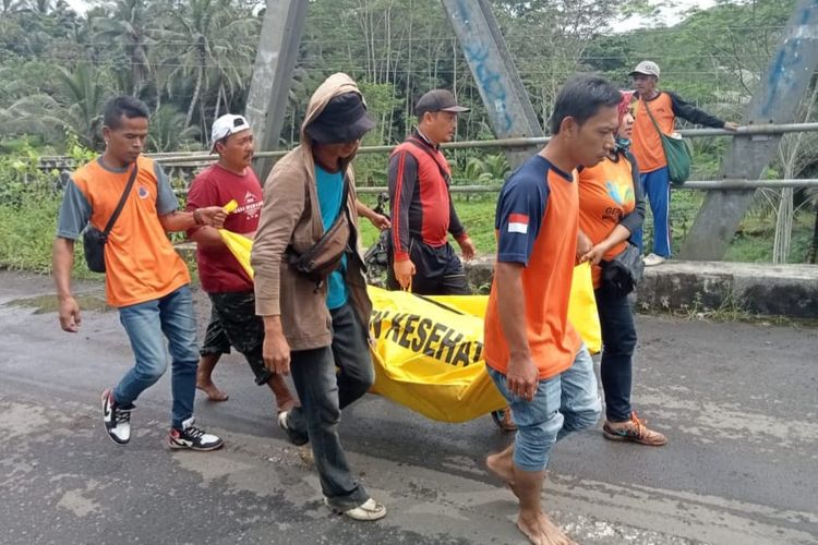 Para petugas BPBD Kabupaten Tasikmalaya dan Polsek Karangnunggal beserta warga Sukarame Kecamatan Karanggnunggal Kabupaten Tasikmalaya mengevakuasi mayat pria tangannya terborgol tak dikenal di bawah Jembatan Sungai Ciwulan, Karangnunggal, Kabupaten Tasikmalaya, Minggu (6/11/2022).