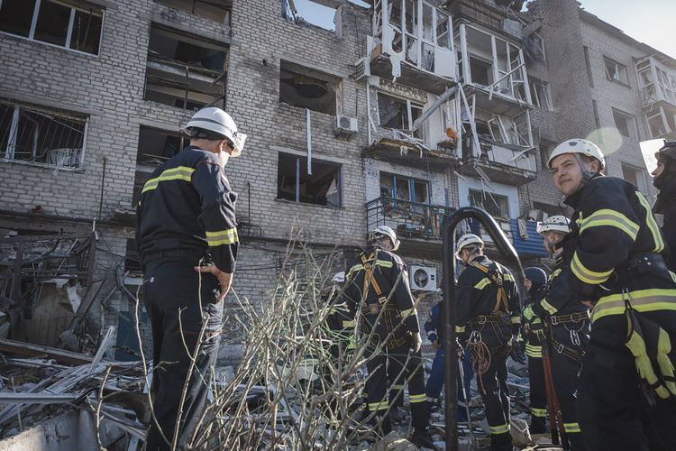 Tim penyelamat mendatangi bangunan yang hancur karena diserang rudal Rusia di Kota Pokrovsk, wilayah Donetsk, Ukraina, Selasa (8/8/2023).