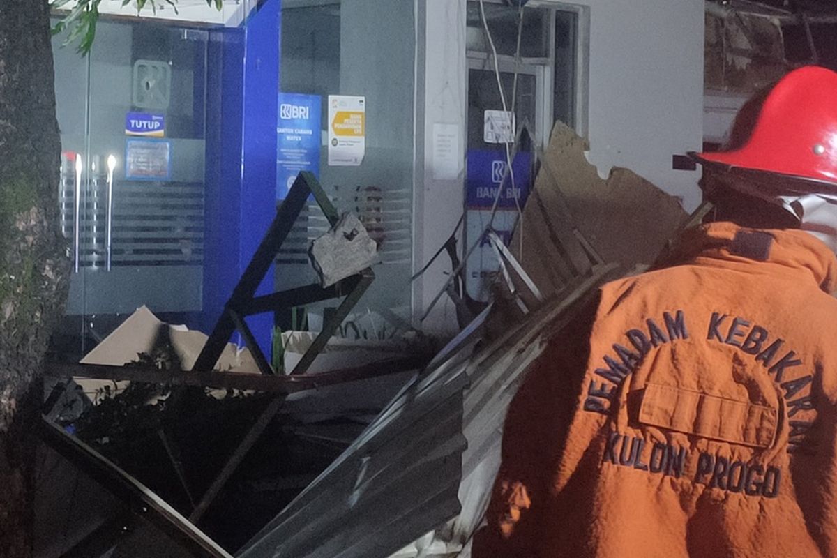 Kanopi roboh di teras BRI unit Lendah di Kabupaten Kulon Progo, Daerah Istimewa Yogyakarta. Hal ini terjadi setelah hujan disertai angin.