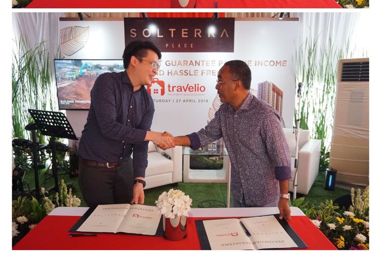 Vice President Business Development Travelio.com  Law Zhe Wen Ya dan Direktur Marketing & Legal PT Waskita Fim Perkasa Realti Ibrahim Thalib usai menandatangani perjanjian pengelolaan Solterra Place, di Jakarta, Sabtu (27/4/2019).