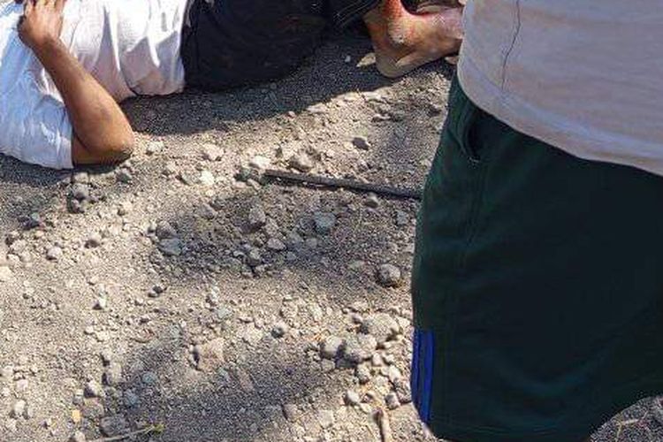 Seorang supir di Pasuruan menjadi korban pembacokan saat hendak Kencing di jalan raya Bendungan Kraton Kabupaten Pasuruan, Senin (30/9/2024) 