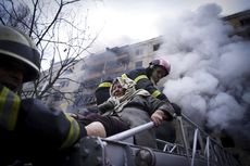 Serangan Mematikan Hantam Bangunan Perumahan di Ibu Kota Ukraina