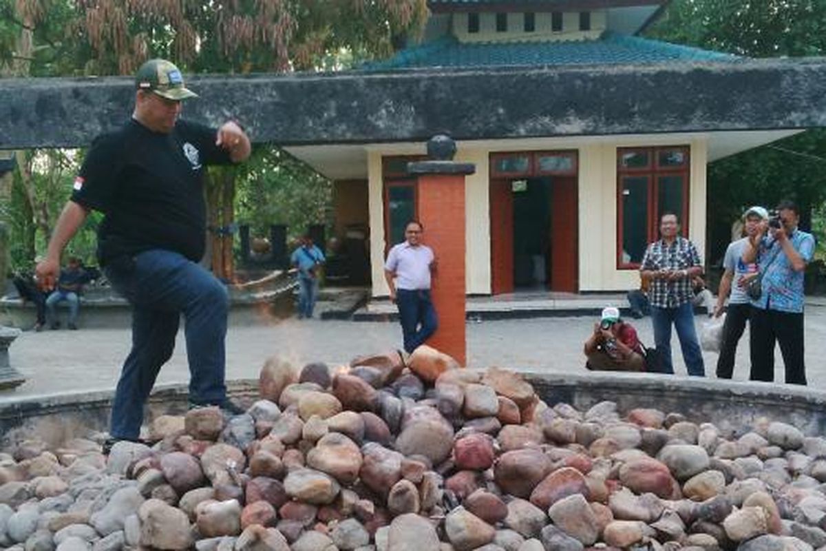Pengunjung menguji nyali dengan berjalan di atas Batu Kayangan Api Bojonegoro, Jawa Timur.